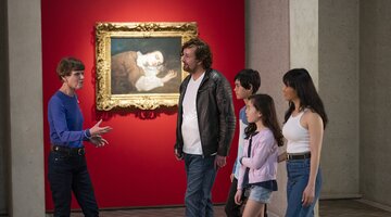 Family and tour guide in a gallery
