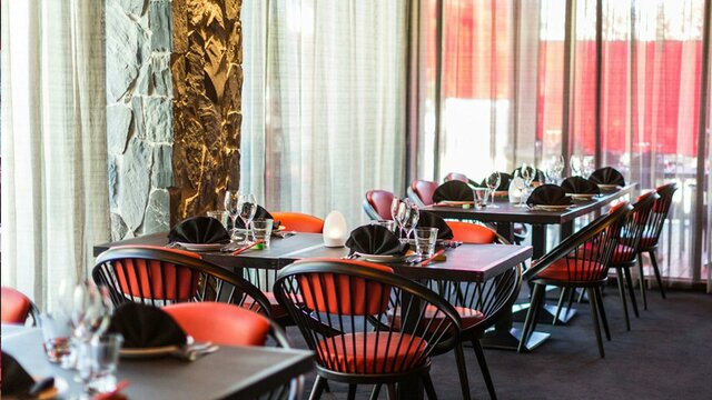 Comfortable and refined Chairman & Yip dining room