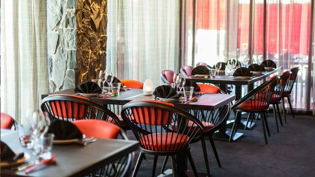 Comfortable and refined Chairman & Yip dining room