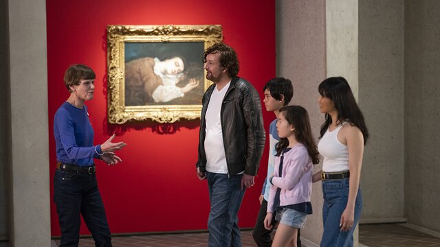 Family and tour guide in a gallery